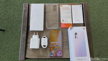 Isi kotak kemasannya mirip seperti ponsel Xiaomi kebanyakan, ada casing silikon, buku panduan, surat dari mantan Country Director Xiaomi Indonesia Alvin Tse, ejektor SIM, charger, serta kabel USB-A ke USB-C. Foto: Virgina Maulita Putri/detikINET