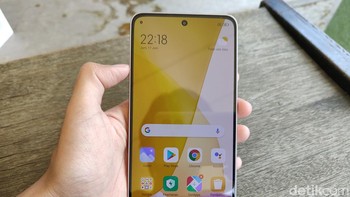 Xiaomi 12 Lite diklaim sebagai salah satu ponsel paling tipis dan ringan di pasaran, dengan bobot 173 gram dan ketebalan 7,39 mm. Foto: Virgina Maulita Putri/detikINET