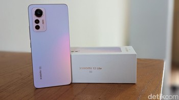 Xiaomi 12 Lite dibanderol dengan harga Rp 5 jutaan. Tertarik detikers? Foto: Virgina Maulita Putri/detikINET