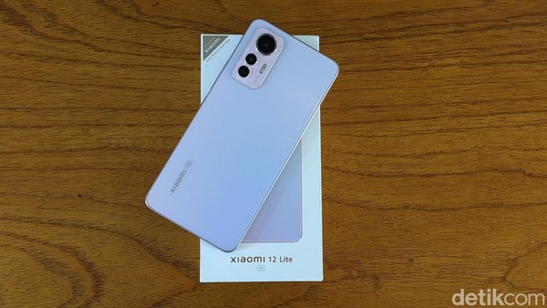 Unboxing Xiaomi 12 Lite, Ponsel Stylish Harga Rp 5 Jutaan