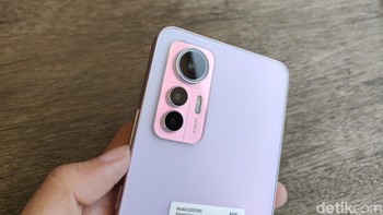 Susunan kamera belakangnya sama seperti model Xiaomi 12 lainnya. Tiga kamera belakangnya terdiri dari kamera utama 108 MP, kamera ultrawide 8 MP dan kamera makro 2 MP. Foto: Virgina Maulita Putri/detikINET