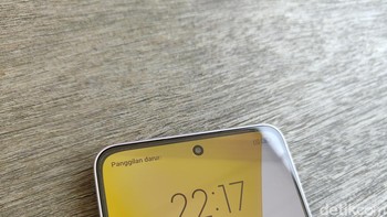 Di bagian terdapat kamera selfie dengan resolusi 32 MP yang dilengkapi dual LED. Foto: Virgina Maulita Putri/detikINET