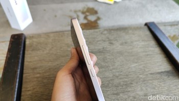 Desain Xiaomi 12 Lite dibuat mengotak dengan empat sisi yang datar. Foto: Virgina Maulita Putri/detikINET