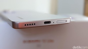 Di bagian bawah tersedia port USB-C yang diapit oleh slot kartu SIM dan speaker. Seperti saudaranya yang di kelas flagship, Xiaomi 12 Lite tidak dilengkapi headphone jack 3,5mm. Foto: Virgina Maulita Putri/detikINET