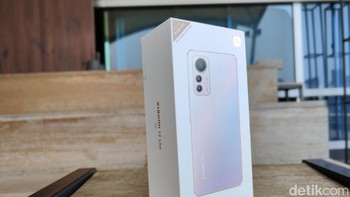 Kotak kemasan Xiaomi 12 Lite hadir dengan warna putih dan nuansa yang minimalis. Foto: Virgina Maulita Putri/detikINET