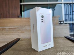 Unboxing Xiaomi 12 Lite, Ponsel Stylish Harga Rp 5 Jutaan