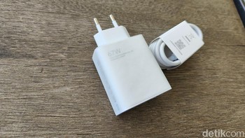 Charger bawaan Xiaomi 12 Lite mendukung teknologi pengisian cepat 67W. Foto: Virgina Maulita Putri/detikINET