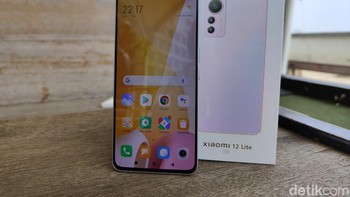 Ini adalah Xiaomi 12 Lite varian Pink Lite yang hadir dengan warna merah muda keunguan yang stylish dan menggemaskan. Foto: Virgina Maulita Putri/detikINET