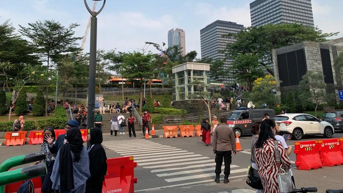 Zebra cross Citayam Fashion Week di Dukuh Atas dijaga polisi, Rabu (27/7/2022) sore ini.