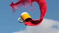 Karya seni ini dia namakan sebagai Flying Stuff, Manon sudah menumpahkan banyak kopi, wine, susu, cereal, dan makanan lainnya untuk mendapatkan foto yang keren. Foto: Instagram @manonwethly
