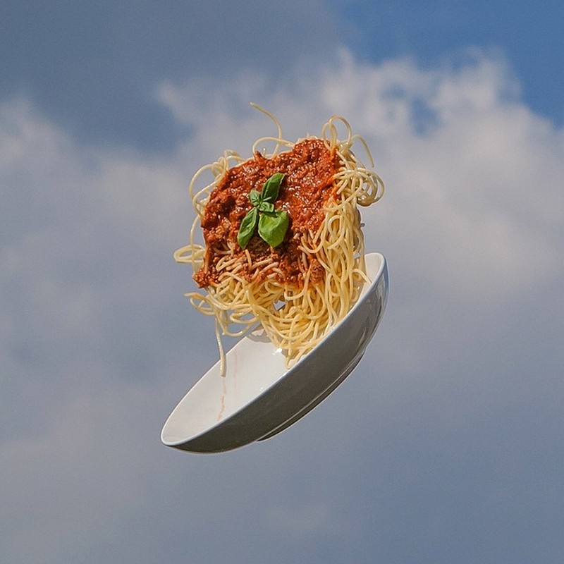 10 Makanan dan Minuman yang Dilempar ke Udara, Hasilnya Keren Banget!