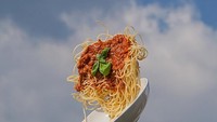 Manon Wethly punya cara yang unik dalam menghidupkan hasil karya seninya di dalam foto. Menggunakan teknik Flying Stuff Manon berhasil menciptakan karya foto yang menarik. Foto: Instagram @manonwethly