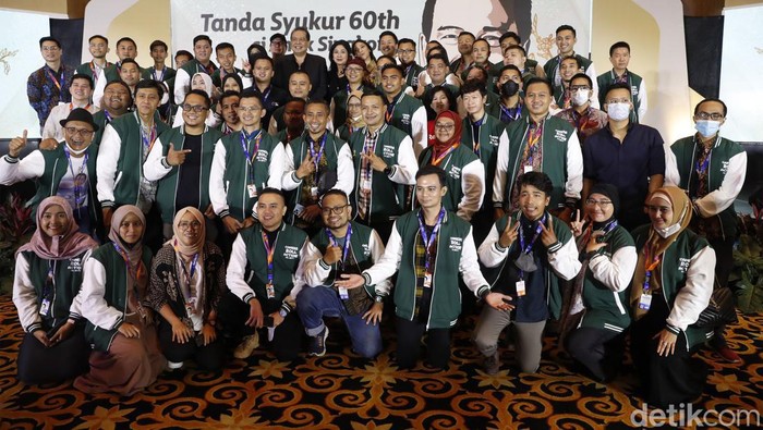 60 Orang Terpilih Dinner Bareng Chairul Tanjung Chairman CT Corp Chairul Tanjung mengundang 60 orang terpilih untuk makan malam dan berdialog bersama. Acara berlangsung di gedung Trans TV, Jakarta.