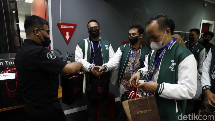60 Orang Terpilih Dinner Bareng Chairul Tanjung Berkeliling Transmedia Sebanyak 60 orang terpilih untuk makan malam (dinner) bareng Chairul Tanjung. Sebelum dinner bareng Si Anak Singkong, mereka diajak keliling Transmedia.