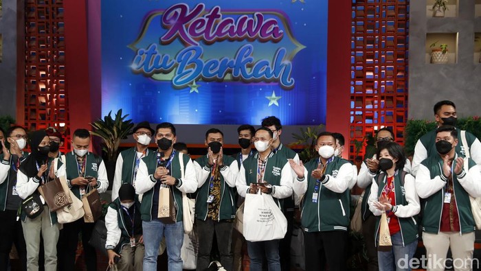 Sebanyak 60 orang terpilih untuk makan malam (dinner) bareng Chairul Tanjung. Sebelum dinner bareng Si Anak Singkong, mereka diajak keliling Transmedia.