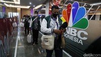 Rombongan diajak berkeliling ke kantor-kantor yang berada dalam naungan Transmedia.