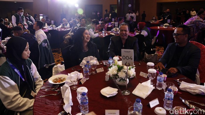 60 Orang Terpilih Dinner Bareng Chairul Tanjung Chairman CT Corp Chairul Tanjung mengundang 60 orang terpilih untuk makan malam dan berdialog bersama. Acara berlangsung di gedung Trans TV, Jakarta.