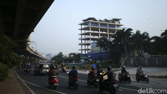 Ada Gedung Rusak di Jaktim Sejumlah kendaraan melintas di jalan Laksamana Malahayati, Jakarta, Kamis (28/7/2022). Nampak sebuah gedung ambruk pada lantai teratasnya.
