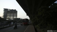 Gedung tersebut memiliki pondasi hingga 8 lantai. Pantauan detikcom, gedung tersebut telah rusak selama satu pekan.