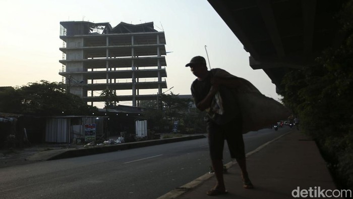Ada Gedung Rusak di Jaktim Sejumlah kendaraan melintas di jalan Laksamana Malahayati, Jakarta, Kamis (28/7/2022). Nampak sebuah gedung ambruk pada lantai teratasnya.