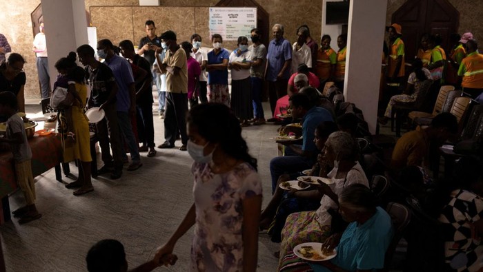 Moses Akash De Silva prepares food inside a community kitchen at a church, amid the countrys economic crisis in Colombo, Sri Lanka, July 25, 2022. REUTERS/Adnan Abidi
