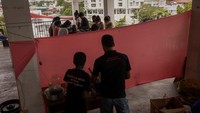 Bertempat di sebuah gereja, sekelompok relawan menyiapkan makanan untuk dibagikan gratis kepada orang-orang membutuhkan.