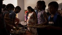 Sejumlah warga mengantre makanan gratis di dapur komunitas di sebuah gereja di Kolombo.