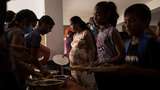 Aksi Relawan Beri Makanan Gratis di Tengah Krisis Ekonomi Sri Lanka