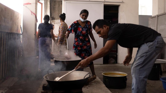 Aksi Relawan Beri Makanan Gratis di Tengah Krisis Ekonomi Sri Lanka Moses Akash De Silva prepares food inside a community kitchen at a church, amid the country's economic crisis in Colombo, Sri Lanka, July 25, 2022. REUTERS/Adnan Abidi