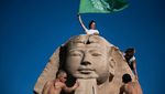 Serukan Perubahan Iklim, Aktivis Naik Patung Sphinx di Italia