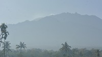 Gunung Raung setinggi 3.332 meter di atas permukaan laut (mdpl) mengeluarkan abu vulkanik pada Rabu (27/7/2022) kemarin pukul 17.19-17.28 WIB dan status gunung level I atau normal.