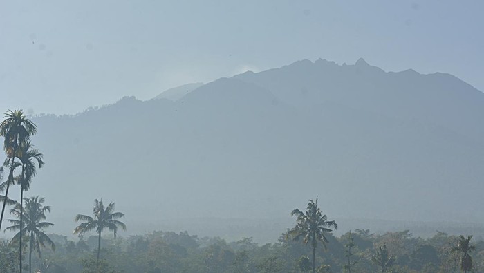 Gunung Raung terlihat dari Desa Gunung Malang, Sumberjambe, Jember, Jawa Timur, Kamis (28/7/2022).
Gunung Raung setinggi 3.332 meter di atas permukaan laut (mdpl) mengeluarkan abu vulkanik pada Rabu (27/7/2022) kemarin, pukul 17.19-17.28 WIB dan status gunung level I atau normal. ANTARA FOTO/Seno/foc.