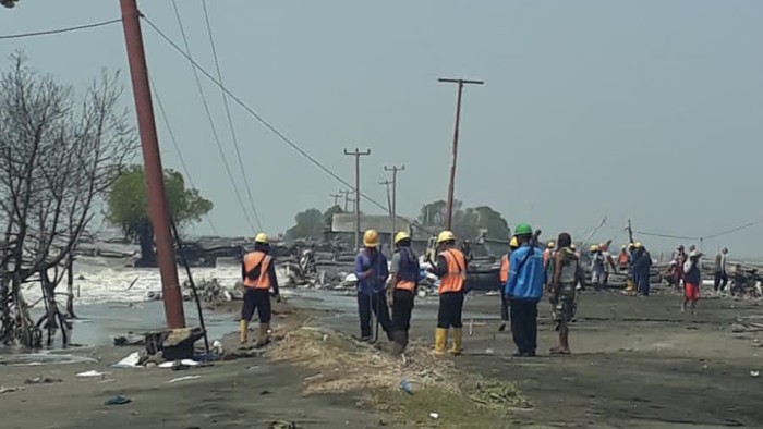 Aktivitas Petugas PLN di Pesisir Karawang