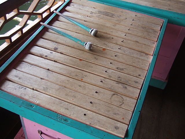 Berbagai contoh alat musik idiophone.