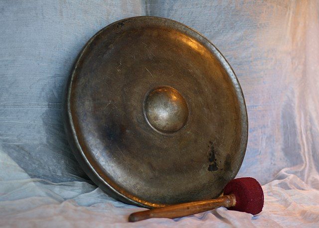 Berbagai contoh alat musik idiophone.