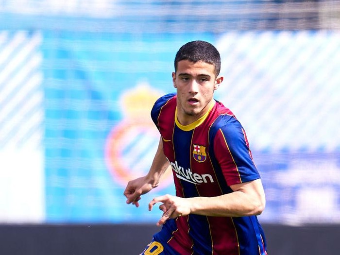 BARCELONA, SPAIN - MARCH 14: Angel Alarcon of FC Barcelona B with the ball during the Segunda Division B match between RCD Espanyol B and FC Barcelona B at Ciudad Deportiva Dani Jarque on March 14, 2021 in Barcelona, Spain. Sporting stadiums around Spain remain under strict restrictions due to the Coronavirus Pandemic as Government social distancing laws prohibit fans inside venues resulting in games being played behind closed doors.  (Photo by Pedro Salado/Quality Sport Images/Getty Images)