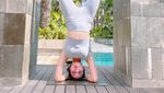 Pose Yoga Anggy Novia yang Doyan Nyemil Boba