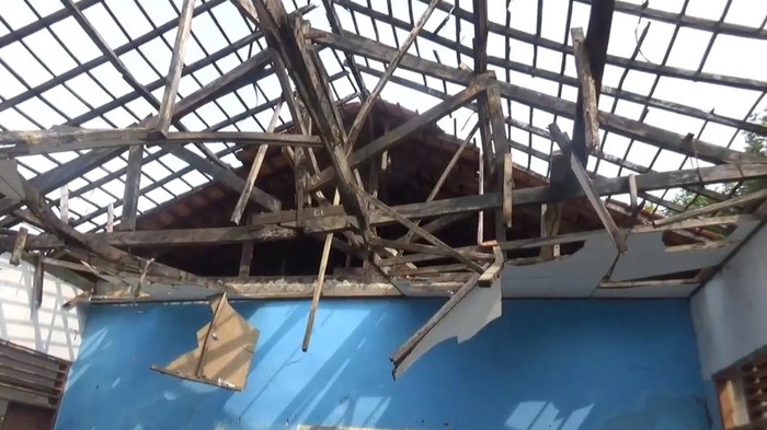 Atap SD di Lebak 2 Tahun Nyaris Ambruk (Fathul Rizkoh/detikcom)