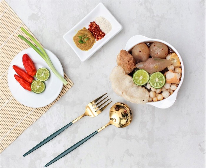 Melly Oliviani memulai perjalanan bisnisnya dengan berjualan kosmetik. Namun, kesuksesan akhirnya ia tuai dari bisnis kuliner bakso aci.