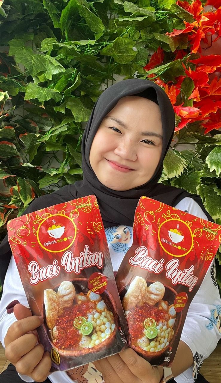 Melly Oliviani memulai perjalanan bisnisnya dengan berjualan kosmetik. Namun, kesuksesan akhirnya ia tuai dari bisnis kuliner bakso aci.
