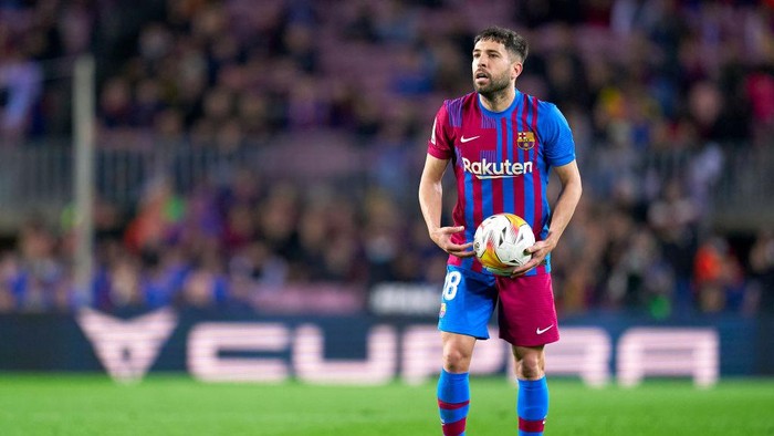 BARCELONA, SPAIN - APRIL 24: Jordi Alba of FC Barcelona prior to a free kick during the La Liga Santander match between FC Barcelona and Cadiz CF at Camp Nou on April 24, 2022 in Barcelona, Spain. (Photo by Pedro Salado/Quality Sport Images/Getty Images)