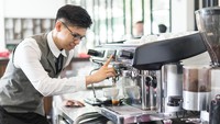 Coffee Lab UPH di Fakultas Pariwisata juga dilengkapi dengan long table, coffe grinder, hingga expo bar untuk bereksperimen menyajikan hidangan kopi. Foto: UPH
