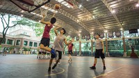 Lapangan basket tersedia untuk mahasiswa, tim basket Eagles Academy UPH, alumni, staf, dan residen MYC. Lapangan ini terletak di di samping Food Junction. Tim Basketball Pria UPH Eagles mewakili Indonesia dalam ajang World University Basketball Series yang akan berlangsung pada 9-11 Agustus 2022 di Jepang. Foto: UPH