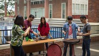Para mahasiswa diperbolehkan bersantai di area kolam renang, termasuk hangout lengkap dengan barbecue. Foto: UPH
