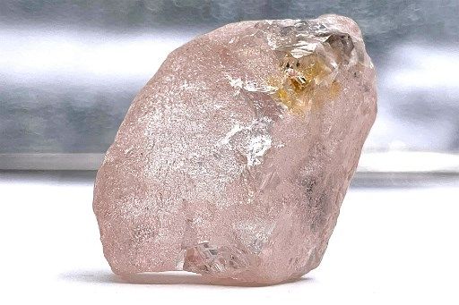 Berlian merah muda 170 karat ditemukan dari Lulo, Angola. (AFP/HANDOUT)