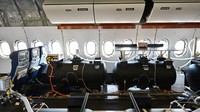 Di pesawat demonstran Boeing 777X, sebagian besar ruang di dalam kabin digunakan oleh stasiun pengujian. Ada pula tangki air besar yang digunakan untuk menyeimbangkan pesawat selama pengujian.