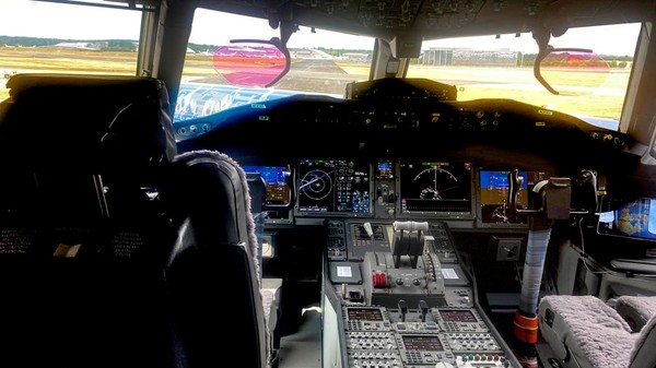 Di dalam kokpit Boeing 777X, ada dek penerbangan layar sentuh yang mendukung banyak titik sentuh, memungkinkan dua pilot berinteraksi dengan bagian layar bawah mereka secara bersamaan. Di dalam kokpit Boeing 777X, ada dek penerbangan layar sentuh yang mendukung banyak titik sentuh, memungkinkan dua pilot berinteraksi dengan bagian layar bawah mereka secara bersamaan.