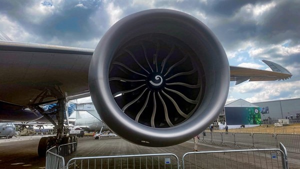 Boeing 777X adalah pesawat berbobot 351 ton dan dilengkapi dengan mesin General Electric GE9X, mesin paling bertenaga untuk pesawat komersial saat ini. Ini membakar bahan bakar 10% lebih sedikit daripada yang digunakan pada 777. Boeing 777X adalah pesawat berbobot 351 ton dan dilengkapi dengan mesin General Electric GE9X, mesin paling bertenaga untuk pesawat komersial saat ini. Ini membakar bahan bakar 10% lebih sedikit daripada yang digunakan pada 777.