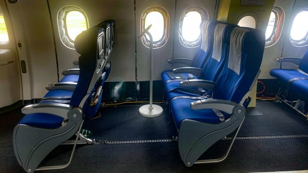 Berukuran 76,5 meter, pesawat Boeing 777X dapat menampung 426 penumpang dalam konfigurasi dua kelas standar, dan lebih panjang dari pendahulunya 777-300ER (74 meter) dan Airbus A350-1000, yang memiliki panjang lebih dari 74 meter. Berukuran 76,5 meter, pesawat Boeing 777X dapat menampung 426 penumpang dalam konfigurasi dua kelas standar, dan lebih panjang dari pendahulunya 777-300ER (74 meter) dan Airbus A350-1000, yang memiliki panjang lebih dari 74 meter.