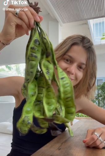 Bule cantik cicip petai pertama kali dan ternyata malah doyan